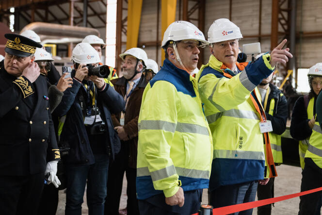 The Minister of the Economy, Bruno Le Maire, accompanied by Luc Rémont, CEO of EDF, at the Gravelines nuclear power plant (North), January 15, 2024. 