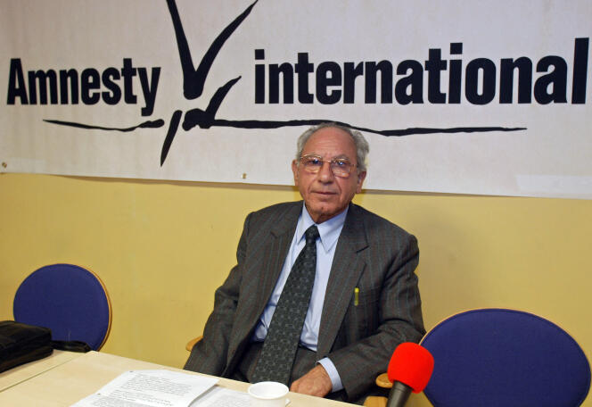 Syrian opponent Riad Turk at the Amnesty International offices in Paris, before participating in a debate, October 28, 2003.