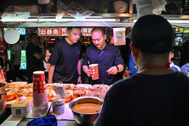Willy (left), a Taiwanese living on the mainland, at a market in Shenzhen, Guangdong province (China), December 15, 2023.