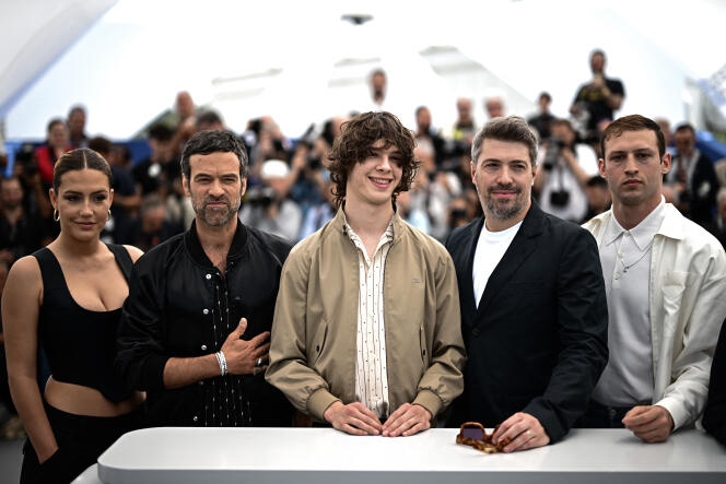 (Left to right) French actress Adèle Exarchopoulos, French actor Romain Duris, French actor Paul Kircher, French director Thomas Cailley and French-Israeli actor Tom Mercier pose during a photocall for the film “Le Regne Animal” during the 76th edition of the Cannes Film Festival in Cannes, southern France, on May 18, 2023. 