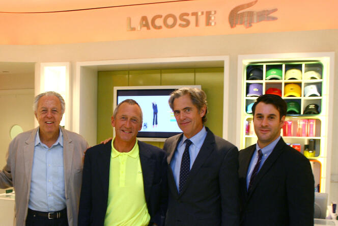 In the Lacoste store in New York, on September 10, 2009, Didier Maus (with the yellow polo shirt), surrounded by Robert Siegel (on the left, at the time CEO of Lacoste USA), Peter Hunsinger, vice-president of GQ, and Mike Kochs, fashion director.