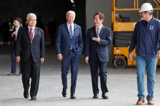 US President Joe Biden with TSMC CEO C. Wei and TSMC President Mark Liu during a tour of TSMC's first semiconductor manufacturing plant in Phoenix, Arizona , December 6, 2022.