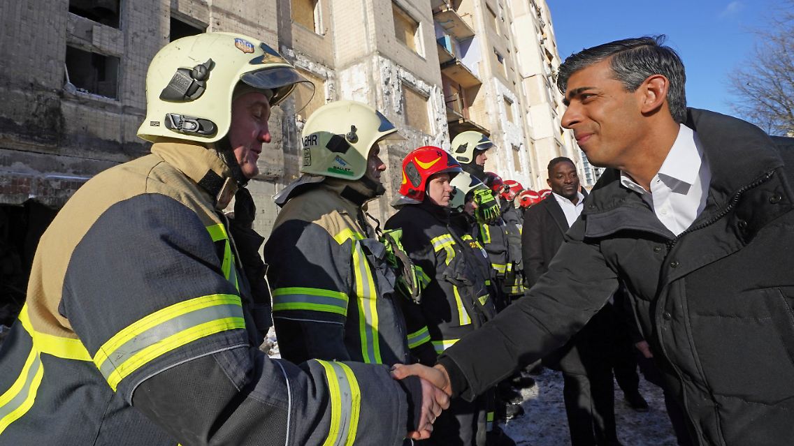 Vor dem Treffen mit Präsident Selenskyj trifft der britische Premier Sunak Feuerwehrleute in Kiew.