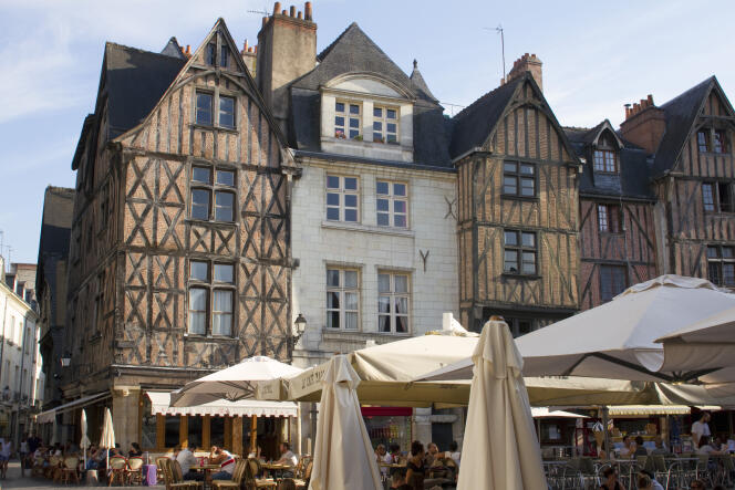 Place Plumereau and its half-timbered houses in Tours.