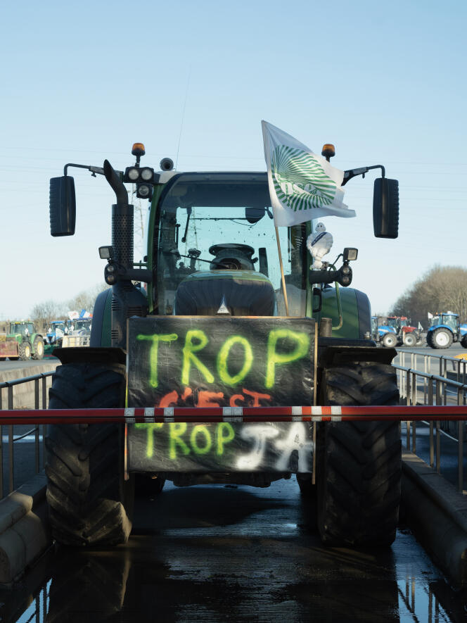 Farmers block the toll at Fresnes-lès-Montauban (Pas-de-Calais), January 26, 2024. 