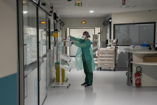 A nurse at the Delafontaine hospital in Saint-Denis, in 2022.