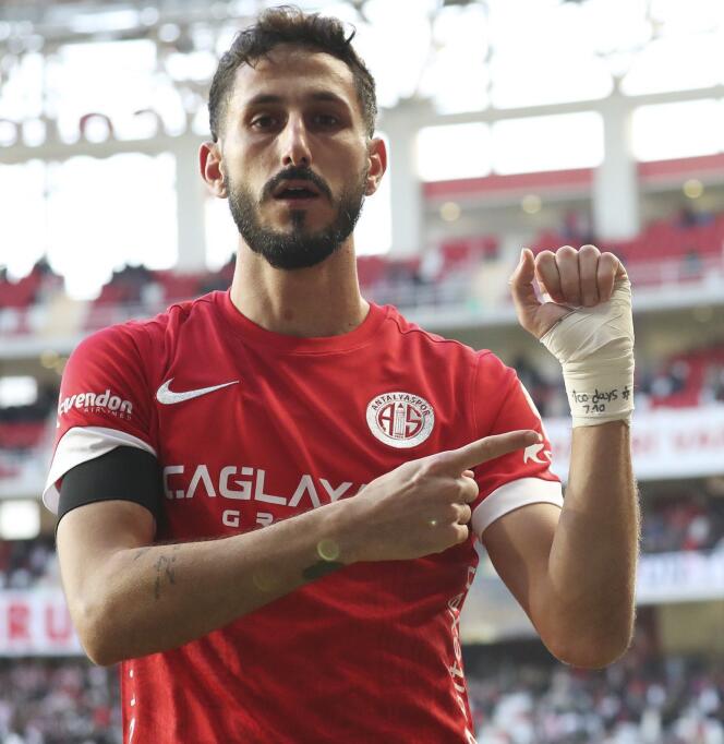 Sagiv Jehezkel, Israeli Antalyaspor player, after scoring a goal against Trabzonspor on January 14, 2024, in Antalya.  He displays a bandage on which is written “100 days, 7.10”, in reference to the October 7, 2023 attack by Hamas on Israeli soil.