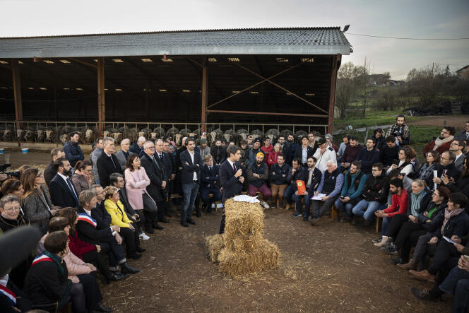 The Prime Minister, Gabriel Attal, traveling to the farm of a cattle breeder at a place called Saint-Martin, in Montastruc-de-Salies (Haute-Garonne), for an exchange with farmers, January 26, 2024 .
