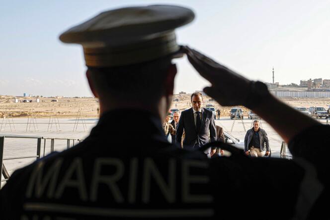 The Minister of the Armed Forces, Sébastien Lecornu, arrives aboard the “Dixmude”, the French hospital ship docked at the Egyptian port of Al-Arish, on December 31, 2023. 