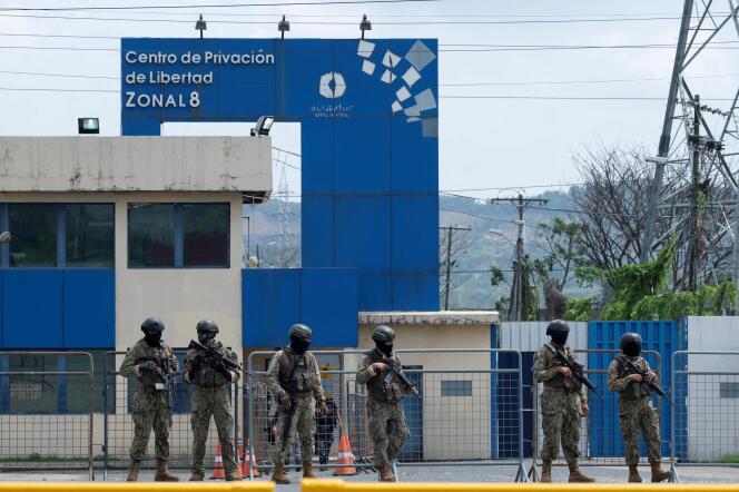 Ecuadorian soldiers in front of the Guayaquil prison, January 13, 2024.