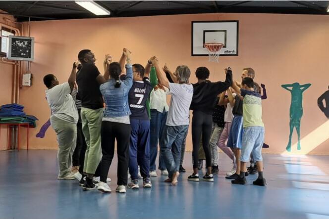 Young people from the Bobigny Medical-Educational Institute during a dance workshop.