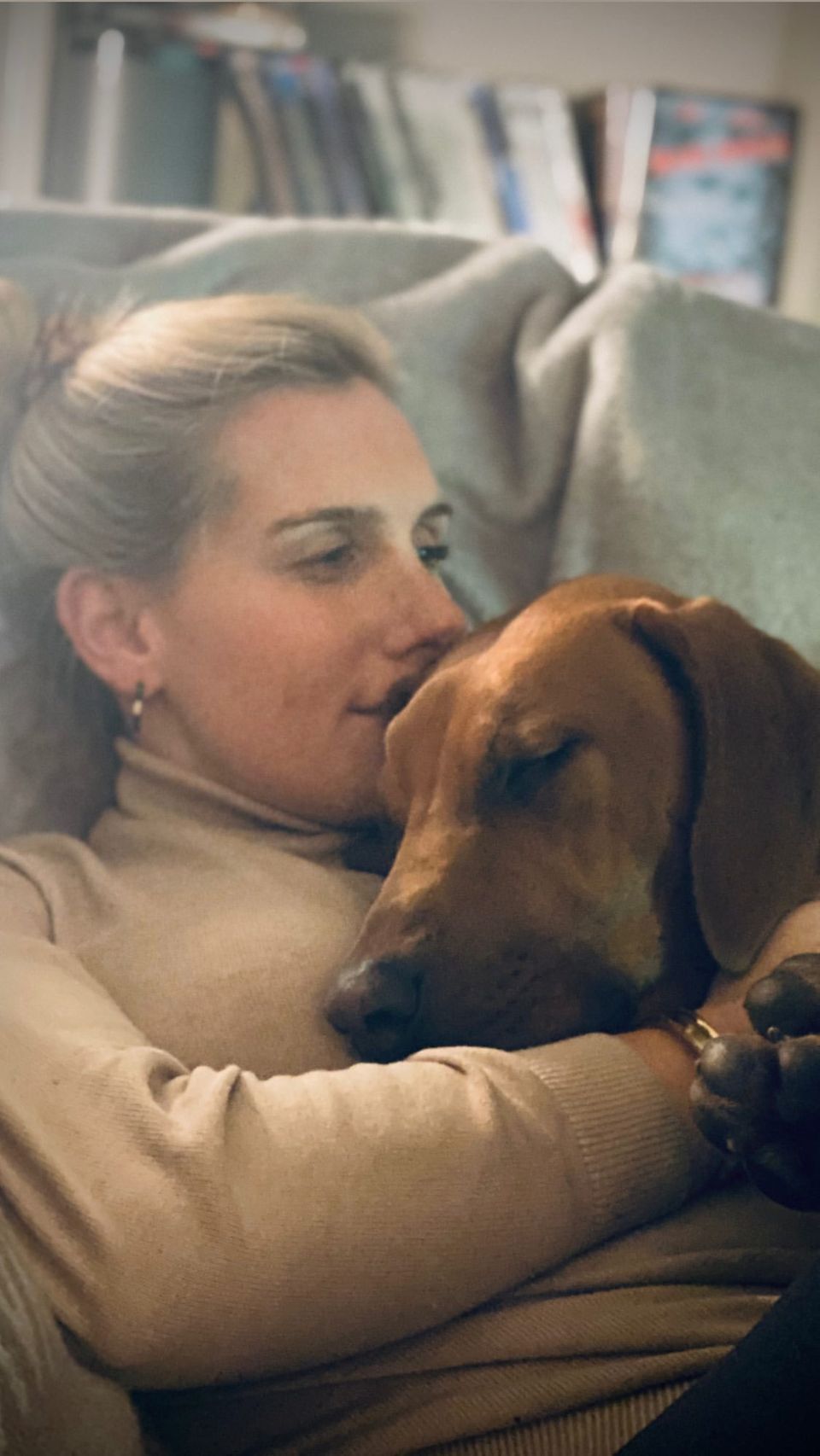Moritz Bleibtreu's wife Saskia with their dog Milli.