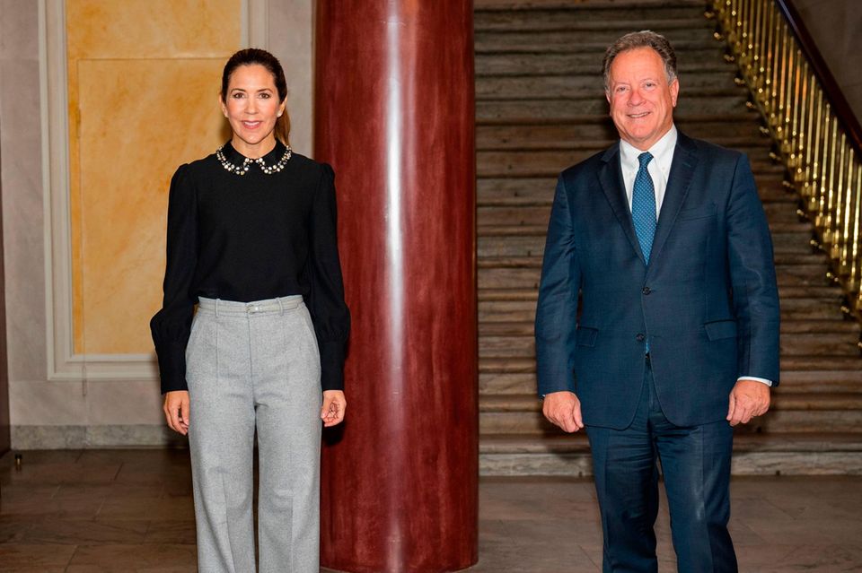 In 2022, Mary will appear in a chosen look with which she will grandly welcome Nobel Peace Prize winner David Beasley at Frederik VIII Palace in Amalienborg in Copenhagen. 