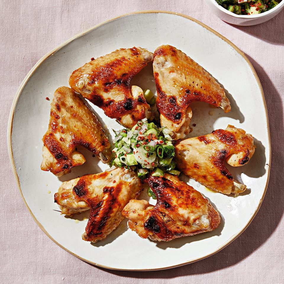 Chicken wings with green salsa
