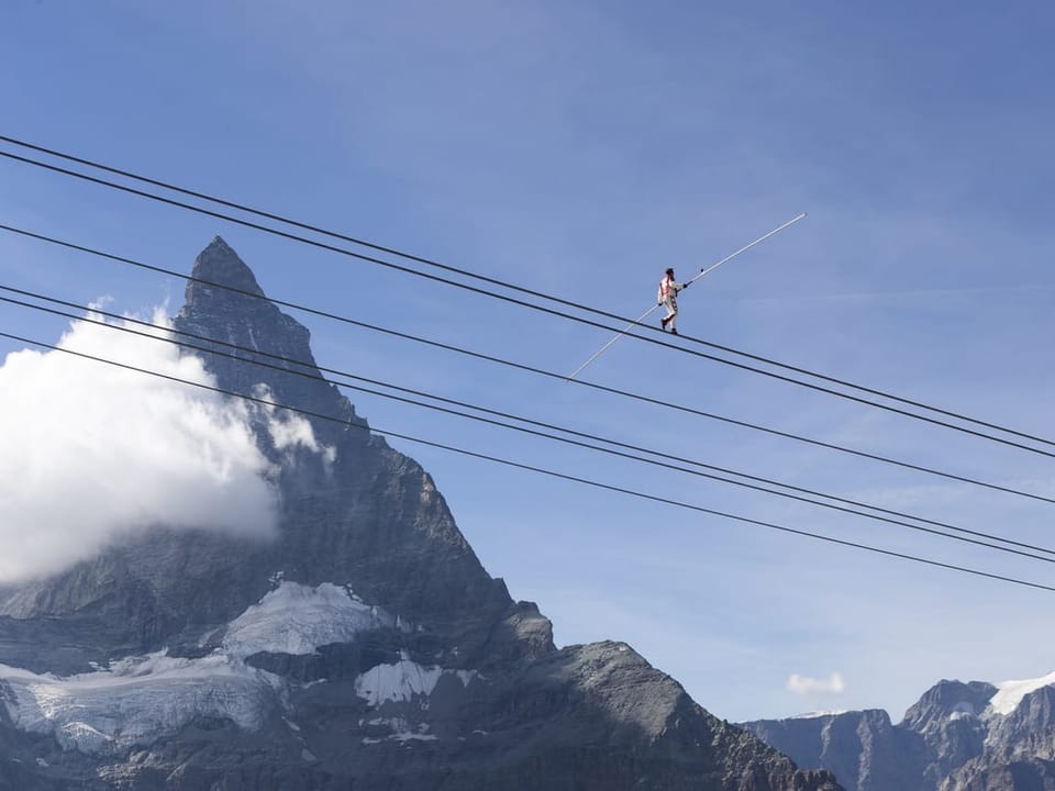 Nock runs over the rope of the track with the balance rod.  In the background is the Matterhorn.