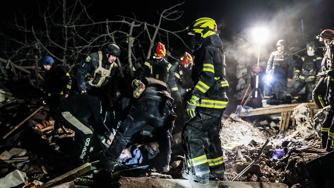 Rettungskräfte suchen nach Opfern in einem Haus, das bei einem russischen Raketenangriff auf Kramatorsk zerstört wurde.