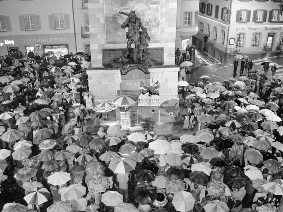 Black and white photo: Crowds demonstrate in Altdorf in front of the Tell monument for the Alpine Initiative.