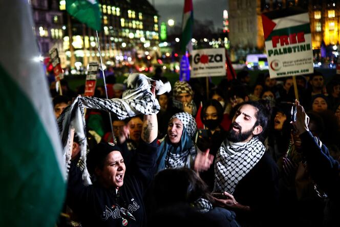 Several thousand people supporting the Palestinians demonstrated near Parliament to demand a ceasefire in Gaza, in London, February 21, 2024.