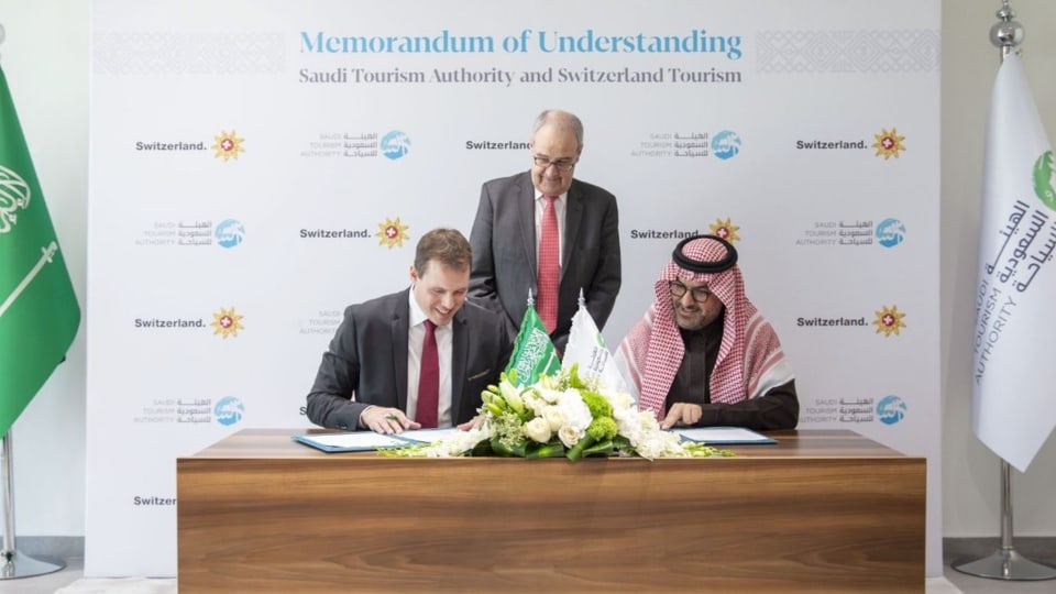Signing of a Memorandum of Understanding in Riyadh: Fahd Hamidaddin and Livio Goetz, observed by Guy Parmelin
