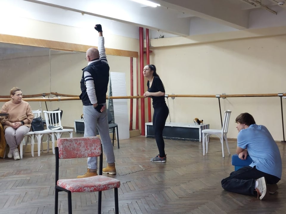 Two actors rehearse in a hall. 