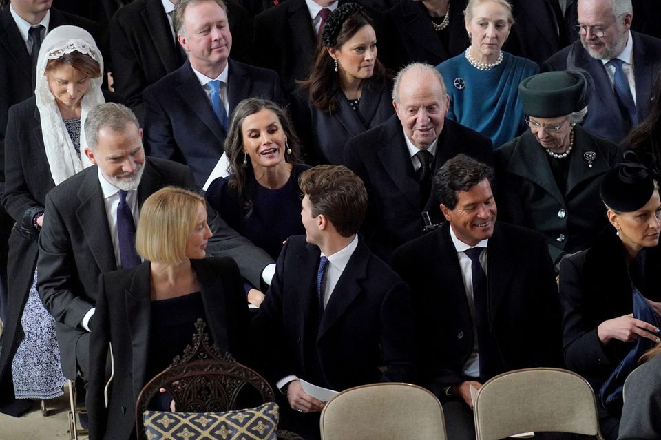King Felipe, Queen Letizia and Juan Carlos talk to Princess Maria-Olympia and Prince Achileas 