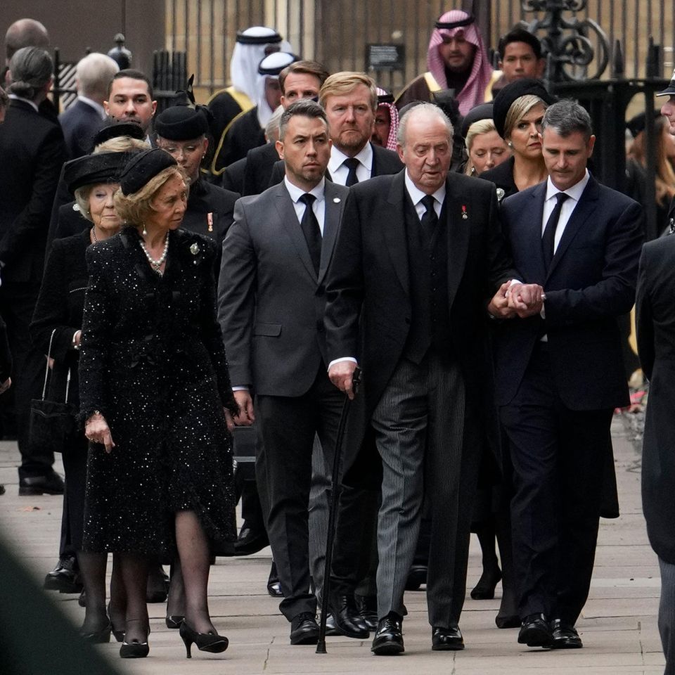 Spain's former King Juan Carlos with his wife Sofia at the funeral service of Queen Ellizabeth, †96.