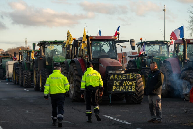 Farmers' barrier on the A6 motorway towards Rungis, near Chilly-Mazarin (Essonne), January 31, 2024.