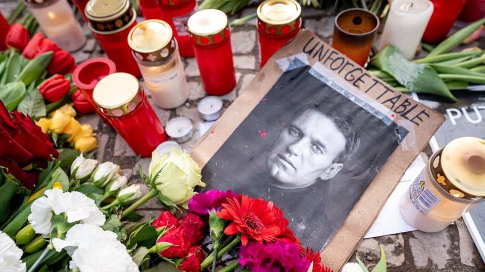 Flowers and pictures of Kremlin critic Navalny lie in front of the Russian embassy in Berlin. 