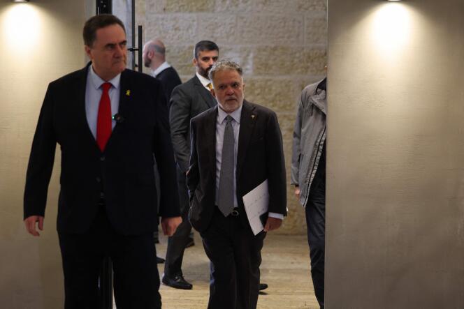 Israeli Foreign Minister Israel Katz (left) during a visit to the Yad Vashem Institute in Jerusalem, where he summoned the Brazilian Ambassador to Israel, Frederico Meyer (center), February 19, 2024.