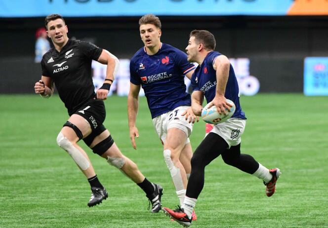 Antoine Dupont (right) during a pass during the France-New Zealand sevens rugby match in Vancouver (Canada), February 25, 2024.