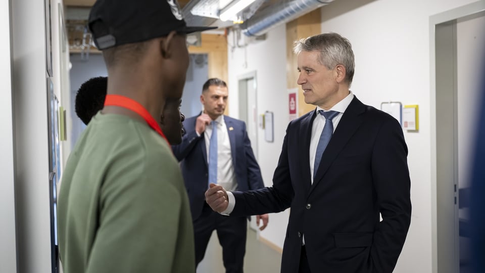 Federal Councilor Beat Jans meets with asylum seekers at the Federal Asylum Center in Basel.