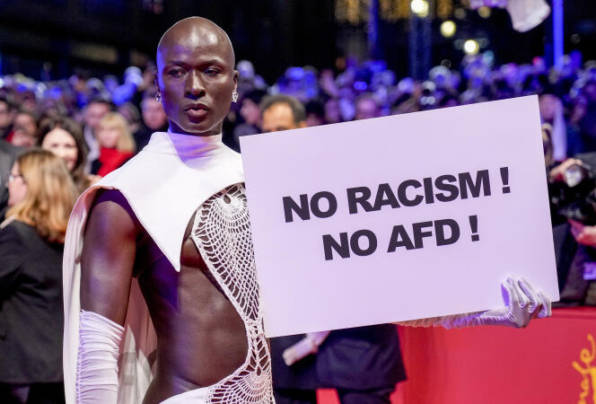 Senegalese model Papis Loveday holds a sign with the inscription “No racism!”  No AfD!  », on the red carpet in front of the Berlinale Palast during the opening of the 74th Berlinale, in Berlin, February 15, 2024.