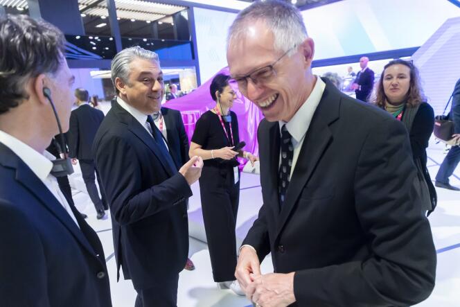 The boss of Renault, Luca de Meo, and that of Stellantis, Carlos Tavares, at the World Auto Show, in Paris, October 17, 2022. 