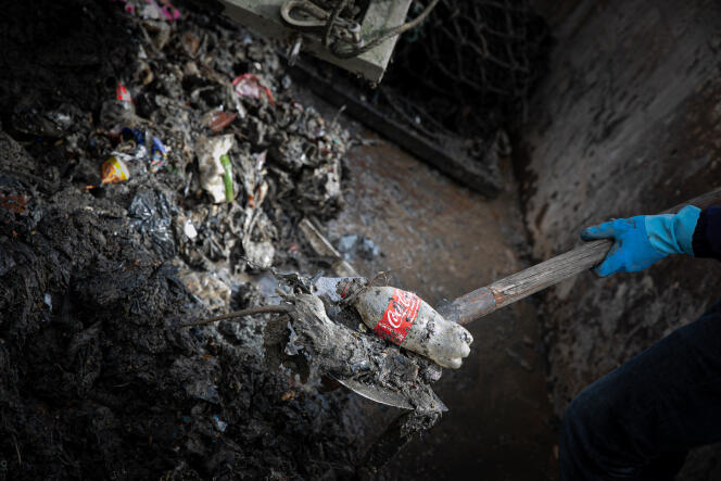 Waste trapped in a rainwater drainage channel, in Rouen, March 28, 2023.