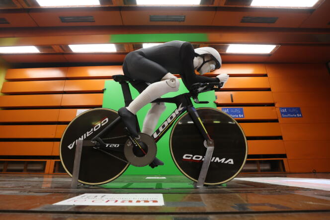 The model of the track cyclist, Benjamin Thomas, on January 31, 2024, in the wind tunnel of the National Conservatory of Arts and Crafts (Saint-Cyr-l'Ecole).