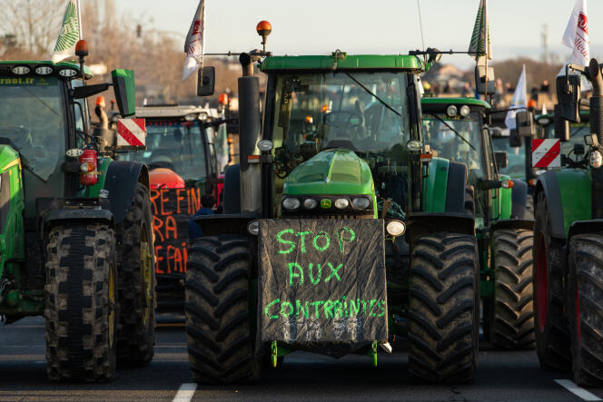 Demonstration of farmers on the A6 motorway towards Paris, in Chilly-Mazarin, January 31, 2024.
