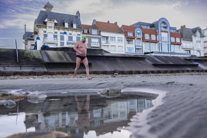 Stève Stievenart, 46, open water endurance swimmer, walks on the beach to start a morning workout in sea water in Wimereux (Pas-de-Calais), January 26, 2024.