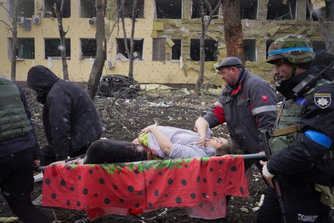 Image taken from the documentary “20 Days in Mariupol”, by Mstyslav Chernov.  Ukrainian rescue workers and volunteers carry an injured pregnant woman from a maternity hospital damaged by an airstrike in Mariupol, Ukraine, March 9, 2022. The woman was taken to another hospital but did not survive.