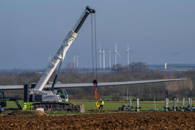 During the assembly of one of the wind turbines at the Andilly-Les-Marais wind farm (Charente), January 31, 2024.