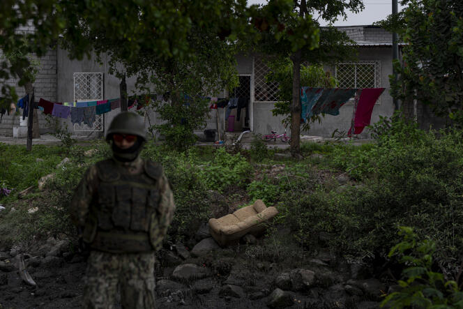 A soldier during an operation to control weapons and illicit foodstuffs, on Trinitaria Island, in Guayaquil (Ecuador), January 20, 2024.