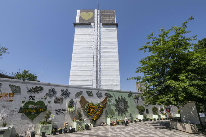At the foot of Grenfell Tower, in London, tributes to the victims of the fire, June 14, 2023.