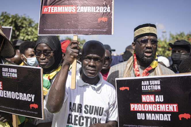 Members of the Aar Sunu Election platform (“protect our election”, in Wolof) demonstrate for respect for the electoral calendar, in Dakar, February 17, 2024.