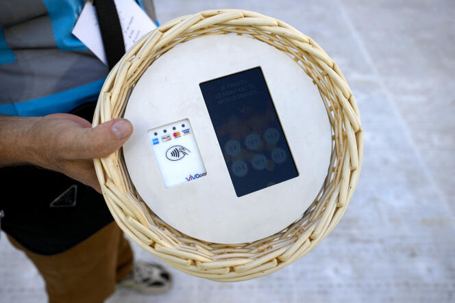 A connected basket at the entrance to the Vélodrome stadium, for the mass celebrated by Pope Francis, September 23, 2023.