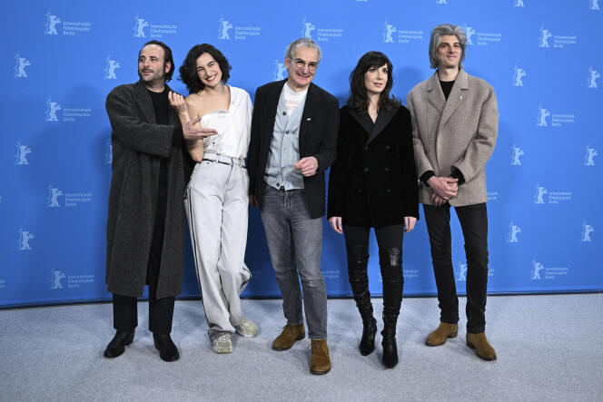 Vincent Macaigne, Nine d'Urso, director Olivier Assayas, Nora Hamzawi and Micha Lescot, Saturday February 17 in Berlin for the screening of the film “Hors du temps”.