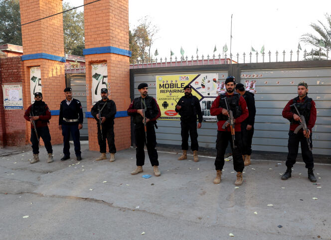 Police officers in front of an electoral office, in Peshawar (Pakistan), February 8, 2024.