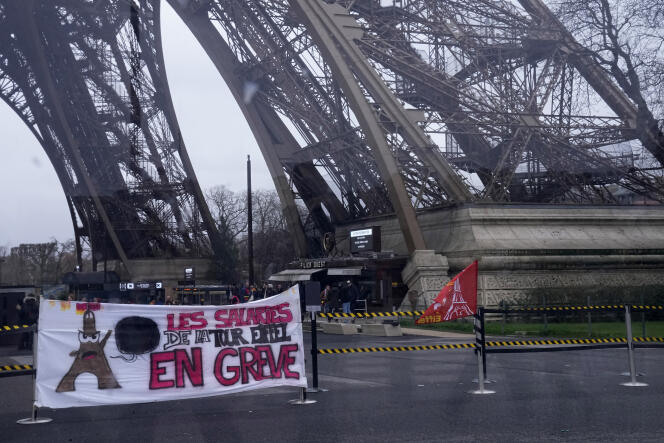Monday February 19, 2024, at the foot of the Eiffel Tower, closed for staff strike. 