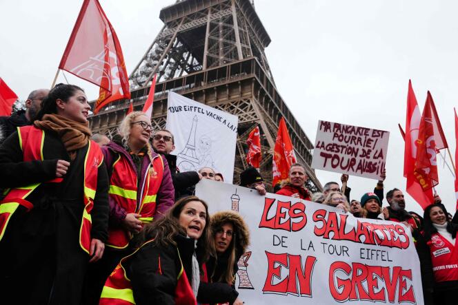 Employees of the Eiffel Tower met in front of the monument on Thursday, February 22, on the fourth day of the strike. 