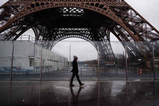 In front of the Eiffel Tower, closed to the public on the fourth day of its staff strike, in Paris on February 22, 2024.