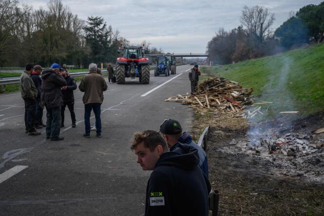 Farmers block the A62 motorway near Castelsarrasin (Tarn-et-Garonne), February 21, 2024. 