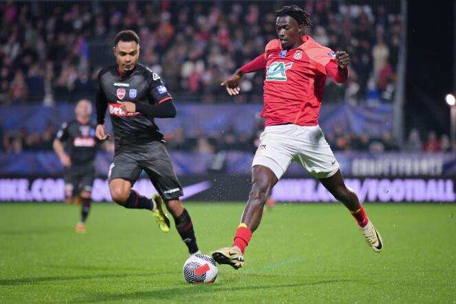 Rouen striker Damien Loppy (right) during the Coupe de France quarter-final against Valenciennes, at the Stade Robert-Diochon in Petit-Quevilly on February 28, 2024.